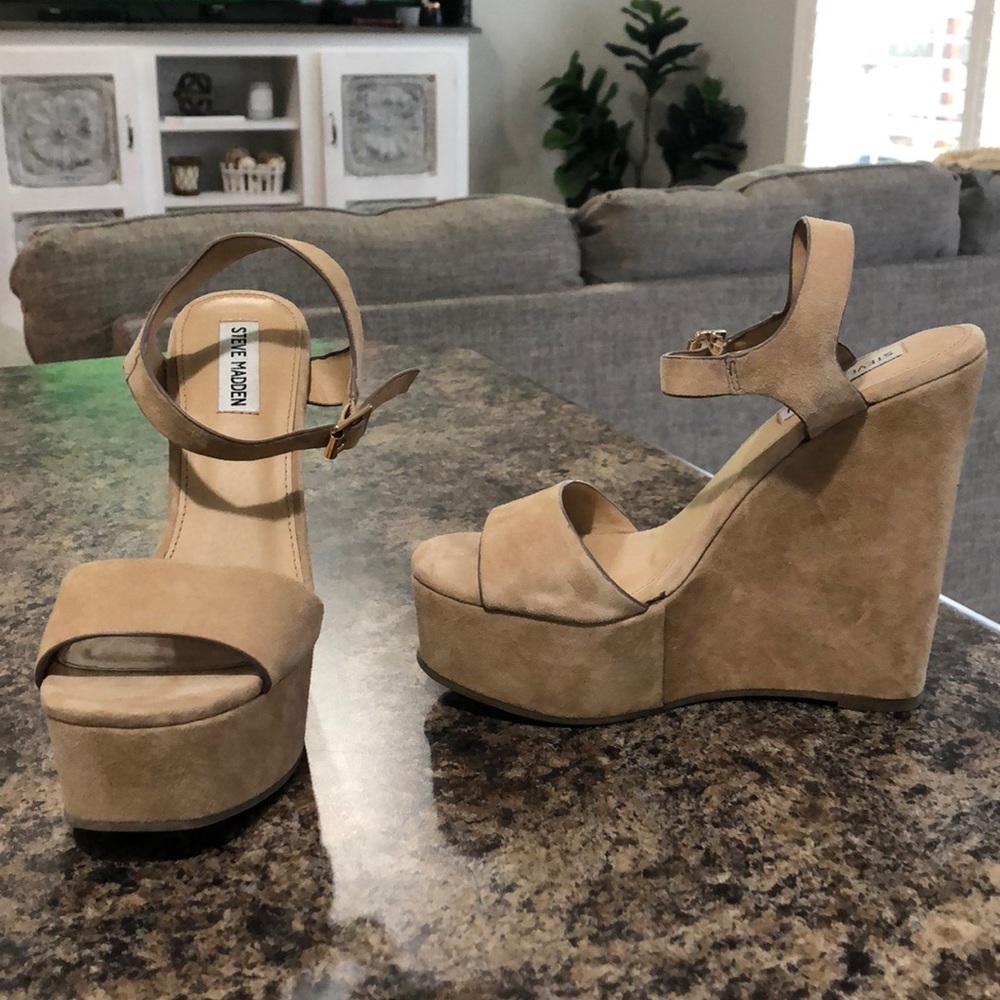 Tan suede Steve Madden Wedges